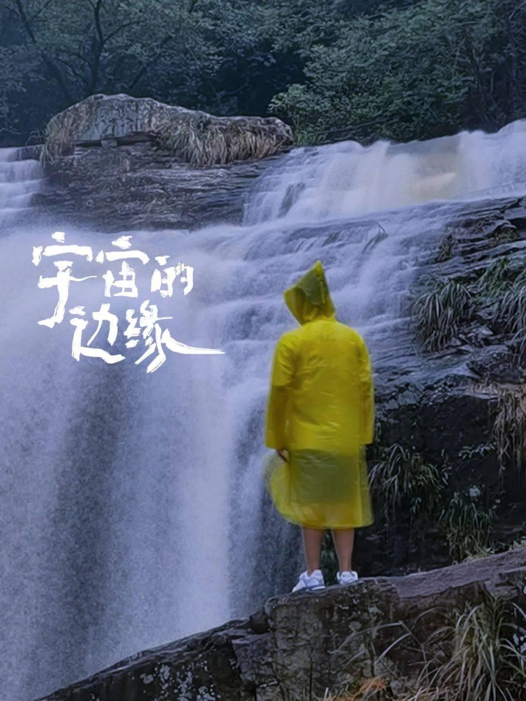 家中着火,熊孩子乘机把书包甩进去火里,网友:脑子还挺机智!